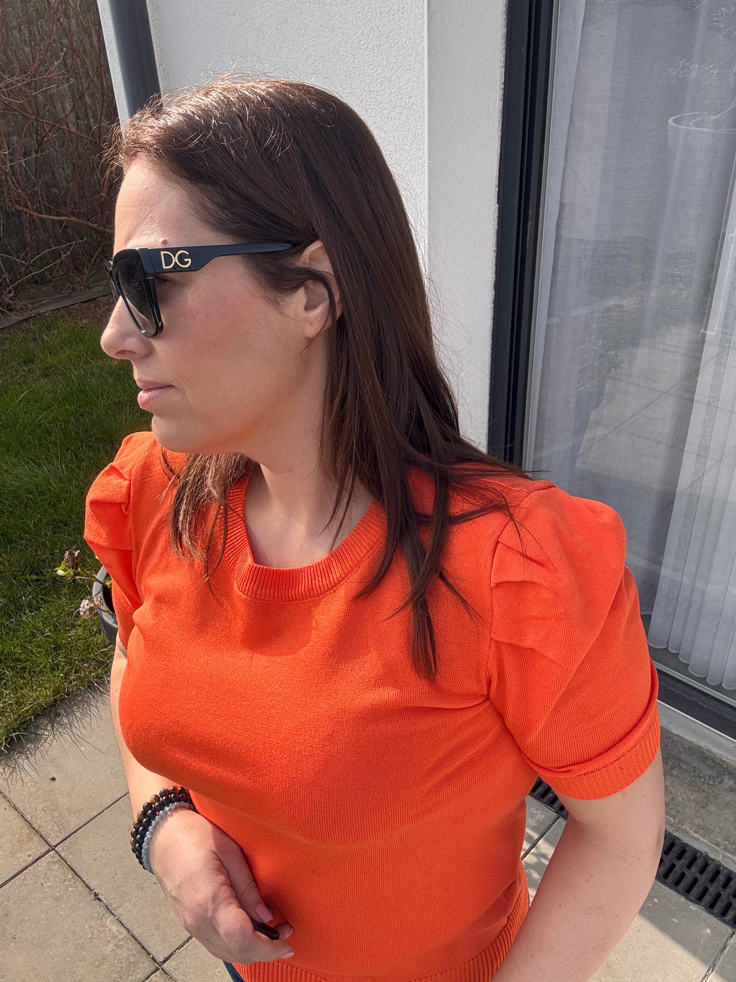 Pull léger orange à manches bouffantes