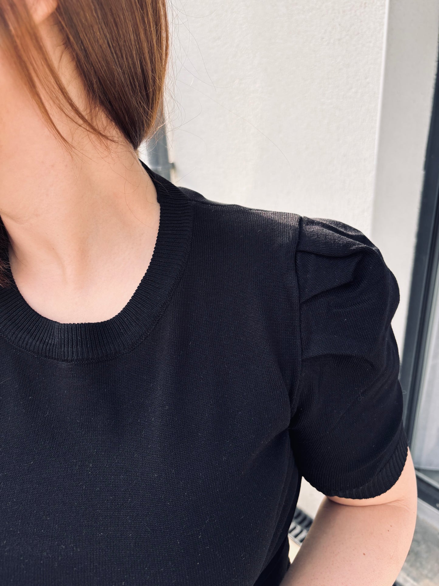 Petit pull noir avec manches courtes bouffantes