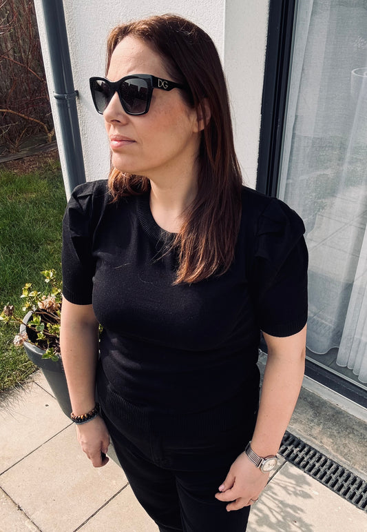 Petit pull noir avec manches courtes bouffantes